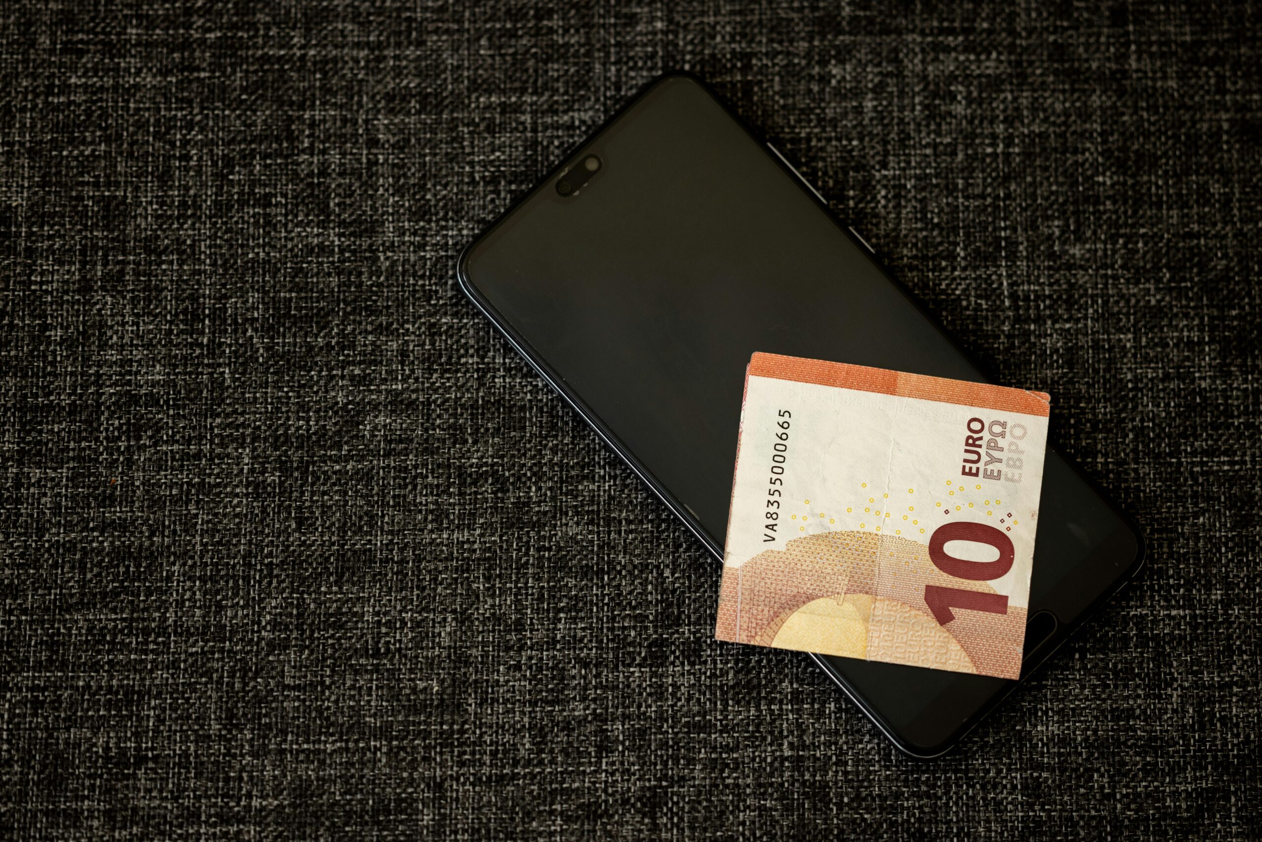 Cashback freebies notification on a student phone