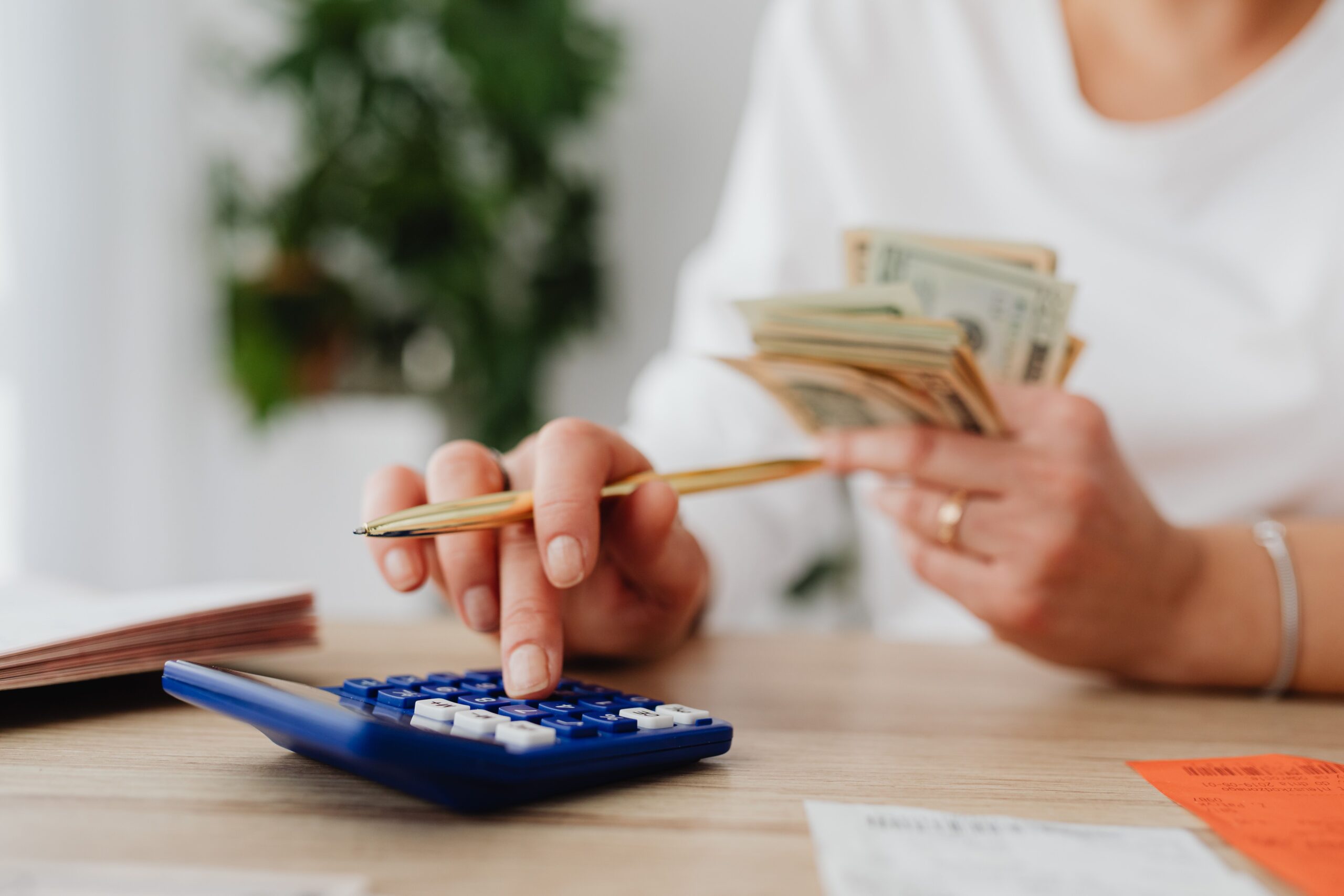 Working out statutory redundancy pay with a calculator and payslip